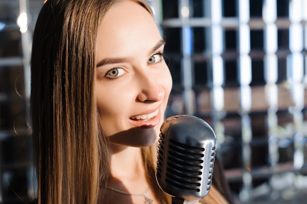 Chant De Microphone De Femme Studio Modèle De Soun De Beauté Image