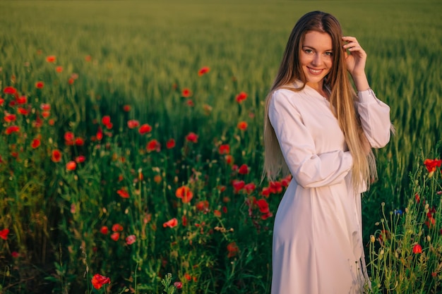 Belle fille en robe blanche élégante mignon souriant sur le backgr