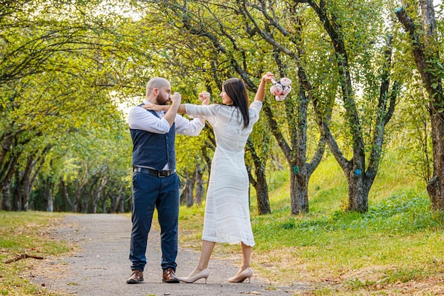 Belle fille en robe blanche et un mec dans une paire de fruits