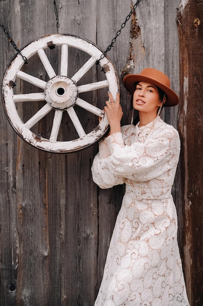 Belle fille en robe de dentelle vintage et chapeau au ranch