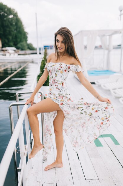 Belle fille à la robe florale