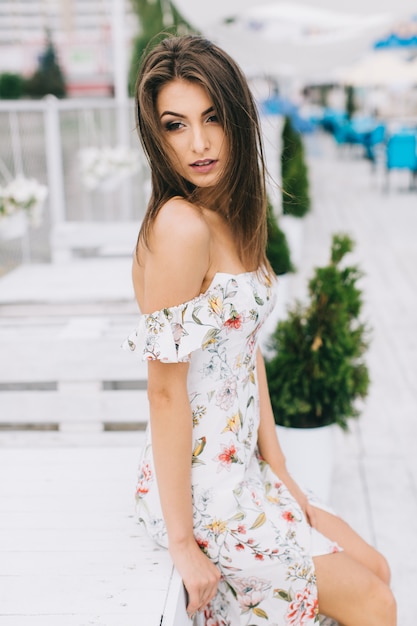 Belle fille à la robe florale