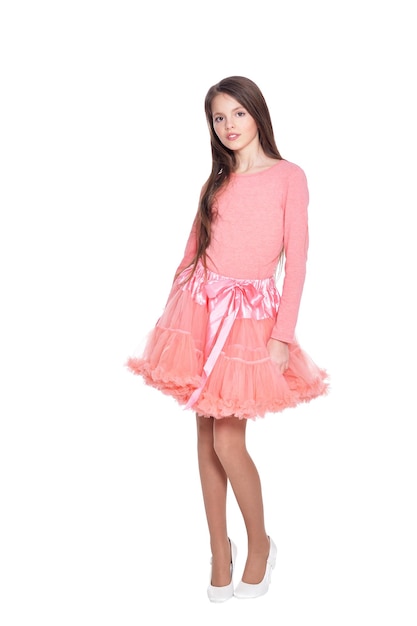 Belle fille en robe rose posant sur fond blanc