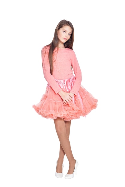 Belle fille en robe rose posant