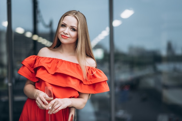 Belle fille en robe rouge à la célébration