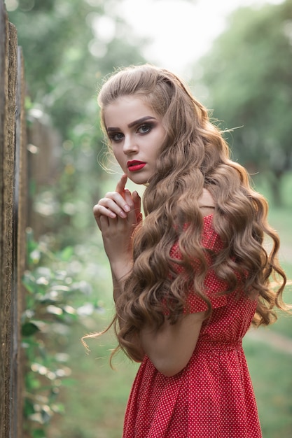 belle fille en robe rouge