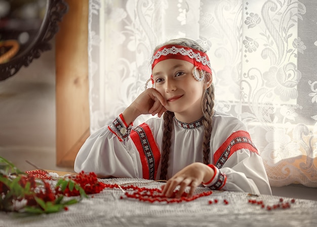 Belle fille russe sourit assis à la table