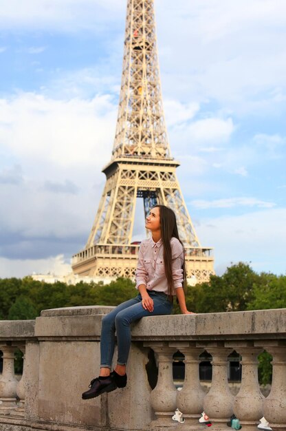 Belle fille s'amuse à Paris