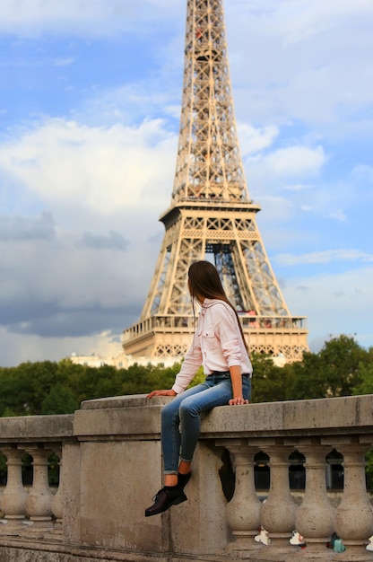 Belle fille s'amuse à Paris