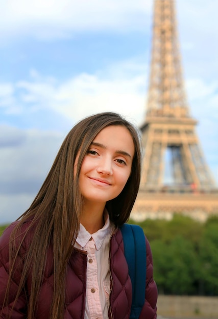 Belle fille s'amuse à Paris