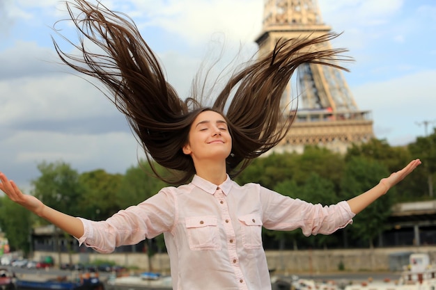 Photo belle fille s'amuse à paris