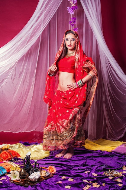 Belle fille en sari de costume national indien
