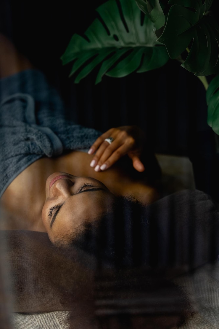 Photo une belle fille se détend dans un spa.