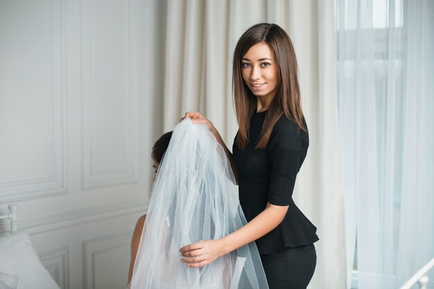 Belle fille se prépare pour le mariage