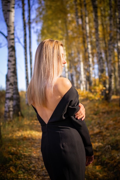 Une belle fille se promène dans un parc en automne