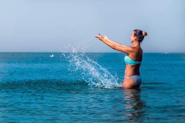 Belle fille, seule dans la mer