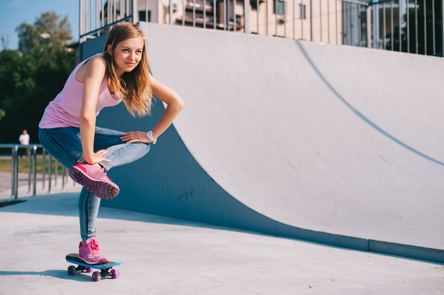 Belle fille avec skateboard