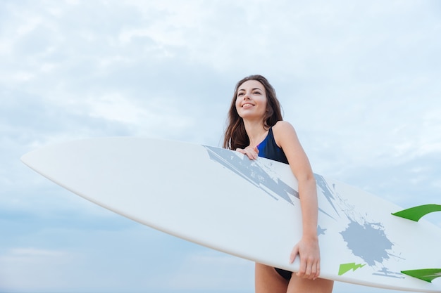 Belle fille souriante athlétique avec maillot de bain corps sexy s'amusant