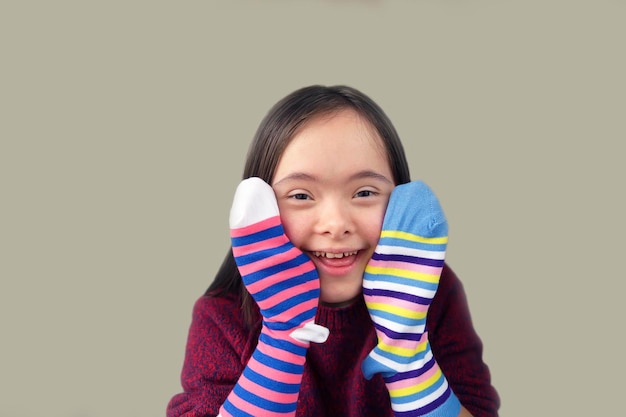 Belle fille souriante avec des chaussettes