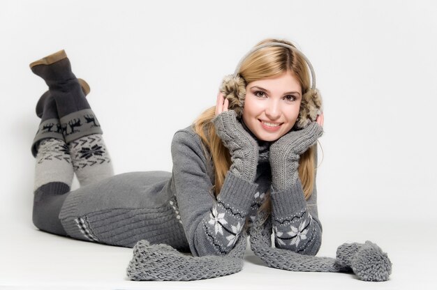 Belle fille souriante et couchée sur blanc