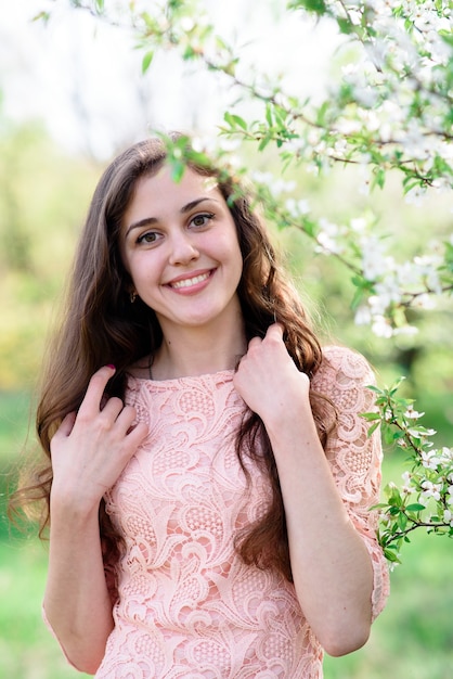 Belle fille souriante dans la nature.