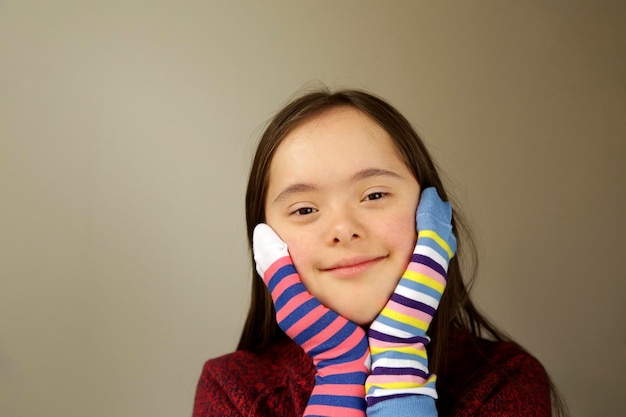 Belle fille souriante avec différentes chaussettes