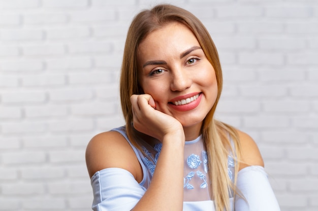 Belle fille souriante