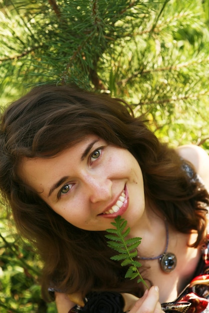 Photo belle fille avec le sourire d'été