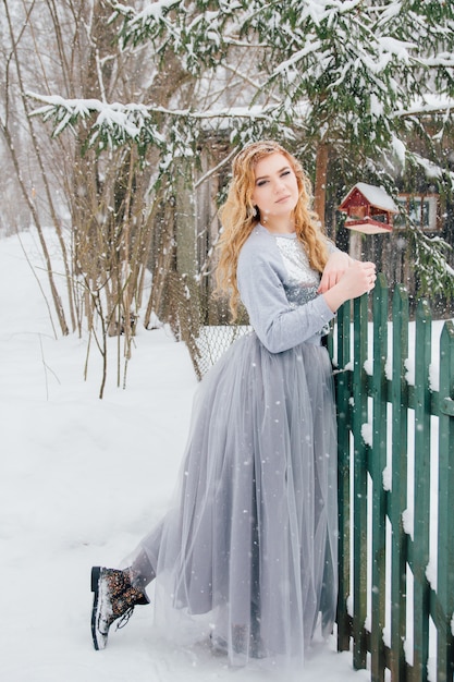 Belle fille sous les chutes de neige