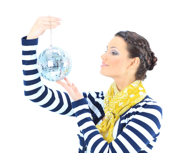 Photo belle fille avec une sphère miroir sur fond blanc.