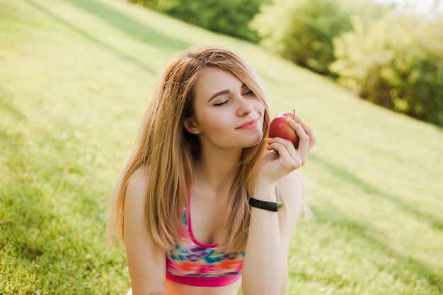 Belle fille sportive avec des fruits