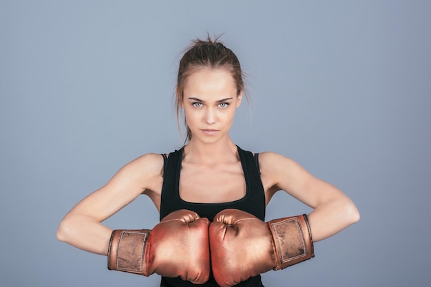 Photo belle fille sportive avec des gants de boxe