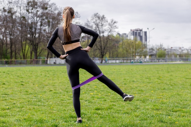 Belle fille Sportswear exerçant à l'extérieur