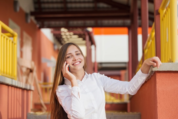 Belle fille avec téléphone en ville