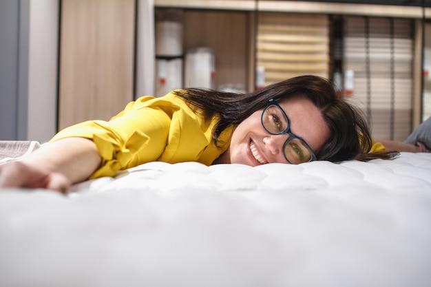 Une belle fille teste un matelas