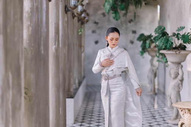 Une belle fille thaïlandaise en costume traditionnel thaïlandais mariée une belle fille thaílandaise