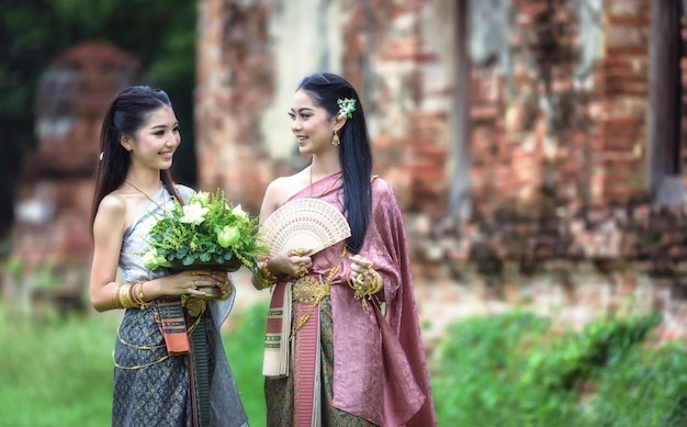 Belle fille thaïlandaise en costume traditionnel thaïlandais