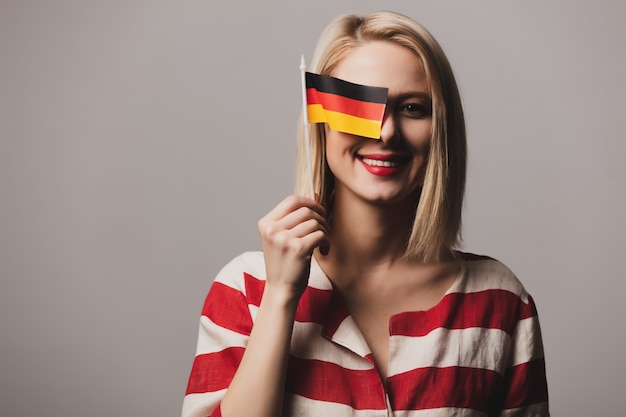 Belle fille tient le drapeau allemand