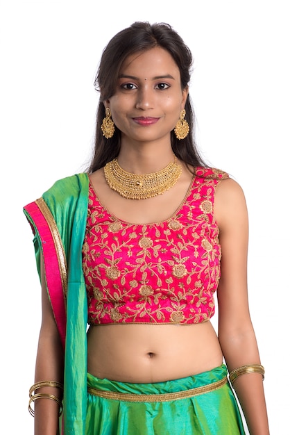 Belle fille traditionnelle indienne posant sur fond blanc.