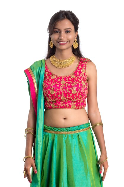 Belle fille traditionnelle indienne posant