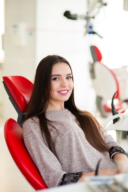 Belle fille a traité les dents