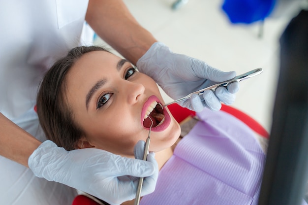 Belle fille a traité les dents