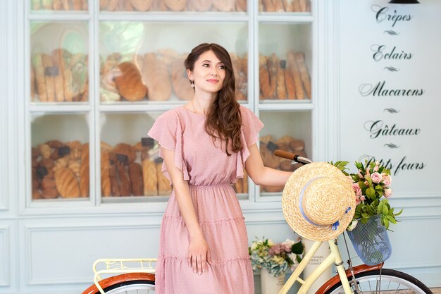 Belle fille avec vélo jaune avec un panier pour aller travailler en vélo Eco transport