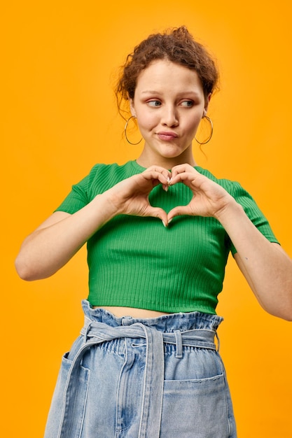 Belle fille en vêtements d'été posant le mouvement de la mode