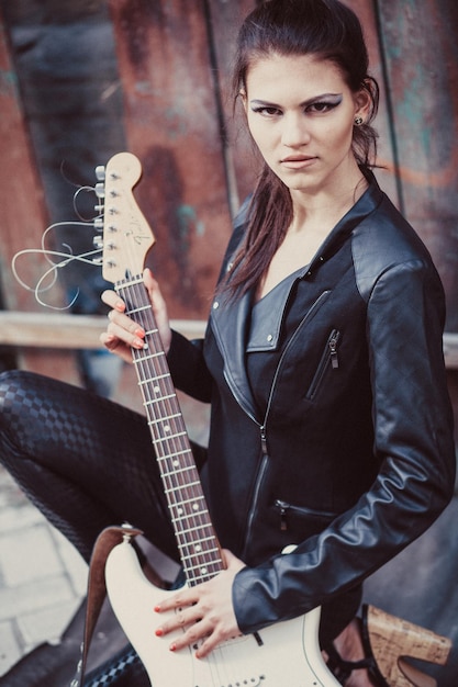 Belle Fille En Vêtements Noirs Pose Avec Guitare électrique