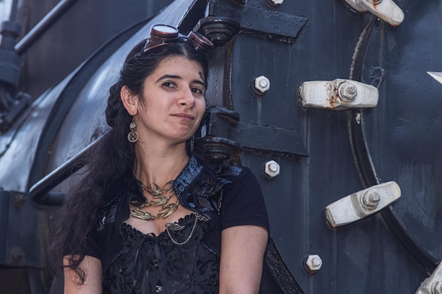 Belle Fille En Vêtements Steampunk Sur Le Fond Du Train