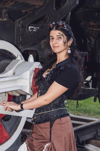 Belle fille en vêtements steampunk sur le fond du train