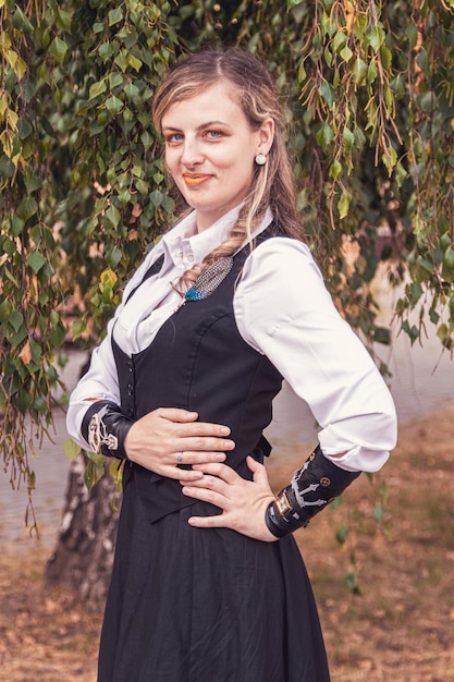 Belle fille en vêtements steampunk