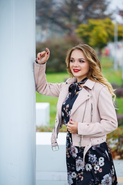 Belle fille vêtue d'une robe dans une ruelle de la ville