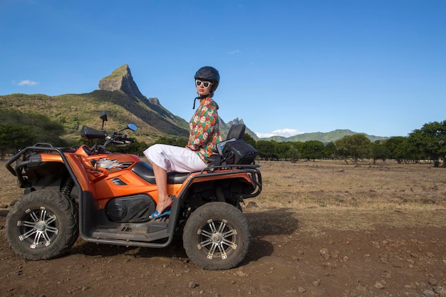 belle fille voyageuse se reposant à l'Ile Maurice